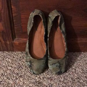 Lucky Brand🍀 camouflage flats - size 8